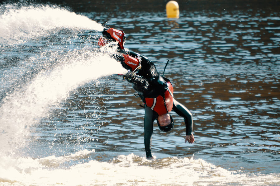 Flyboarding, hoverboard a jetpack 3v1 